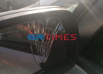 Θεσσαλονίκη:  Οδηγός πάρκαρε σε θέση ΑμεΑ, η τροχαία του πήρε τις πινακίδες κι εκείνος βανδάλισε το αυτοκίνητο του κατόχου της θέσης (Eικόνες)