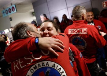 Διασώστρια από τη Θεσσαλονίκη μιλά για όσα βίωσε στην Τουρκία – “Άνθρωποι ούρλιαζαν όταν έβγαζαν νεκρό από τα χαλάσματα”