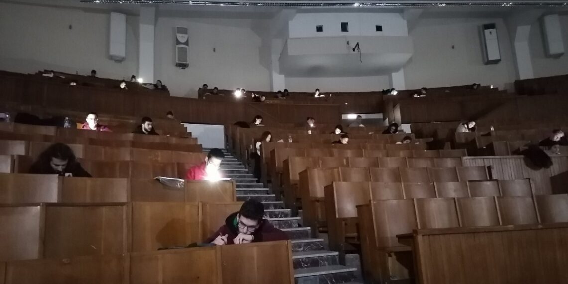 ΑΠΘ: Φοιτητές έδωσαν εξετάσεις με τους φακούς των κινητών τους λόγω διακοπής ρεύματος