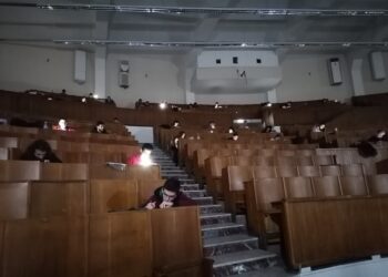 ΑΠΘ: Φοιτητές έδωσαν εξετάσεις με τους φακούς των κινητών τους λόγω διακοπής ρεύματος