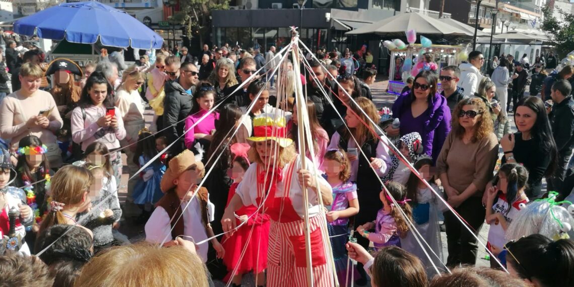 Εύοσμος: Ξεφάντωμα στο αποκριάτικο πάρτι της Πλατείας