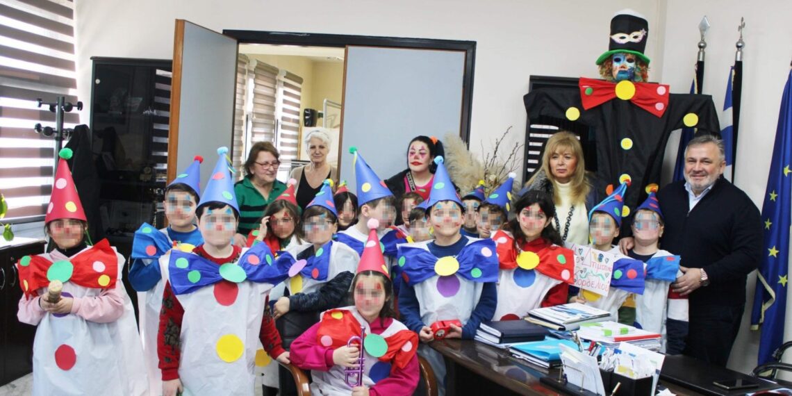 Δήμος Κορδελιού-Ευόσμου: Αποκριάτικη έκπληξη μικρών μαθητών στον δήμαρχο