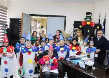 Δήμος Κορδελιού-Ευόσμου: Αποκριάτικη έκπληξη μικρών μαθητών στον δήμαρχο