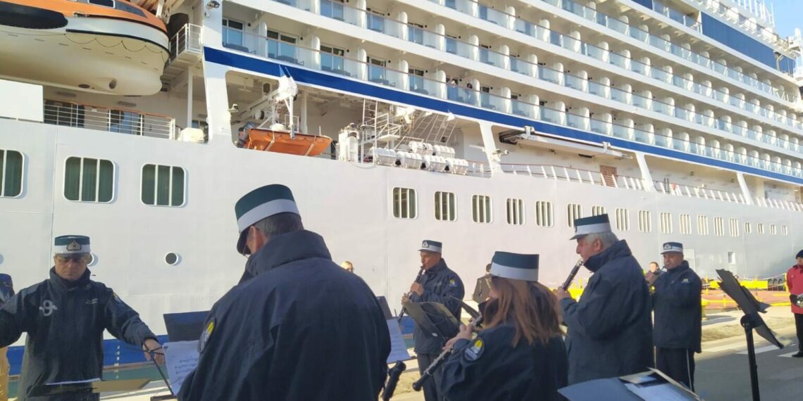 “Άραξε” Θεσσαλονίκη το πρώτο κρουαζιερόπλοιο για το 2023 – Θερμή υποδοχή από τη Φιλαρμονική Ορχήστρα (Εικόνες)