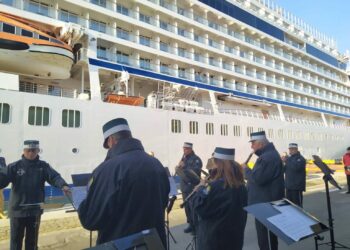 “Άραξε” Θεσσαλονίκη το πρώτο κρουαζιερόπλοιο για το 2023 – Θερμή υποδοχή από τη Φιλαρμονική Ορχήστρα (Εικόνες)