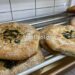 Φούρνος στη Θεσσαλονίκη φτιάχνει λαγάνα με ντολμαδάκια κι εντυπωσίασε τον Κυριάκο Μητσοτάκη (Εικόνες)