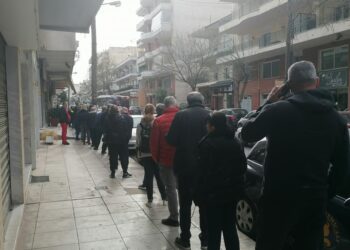 Ουρές για την παραδοσιακή λαγάνα στον Εύοσμo (Εικόνα)