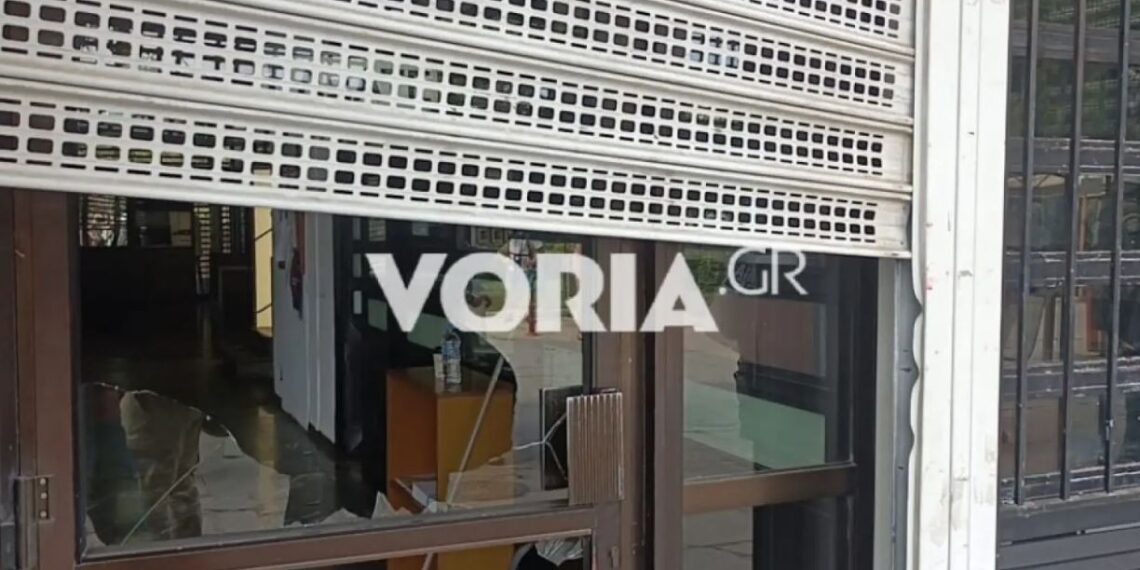 Θεσσαλονίκη: Έσπασαν τζαμαρία υποκαταστήματος τράπεζας στη διάρκεια της πορείας για τα Τέμπη