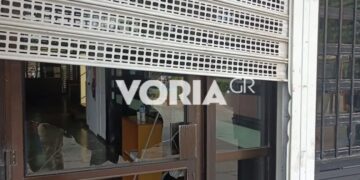 Θεσσαλονίκη: Έσπασαν τζαμαρία υποκαταστήματος τράπεζας στη διάρκεια της πορείας για τα Τέμπη