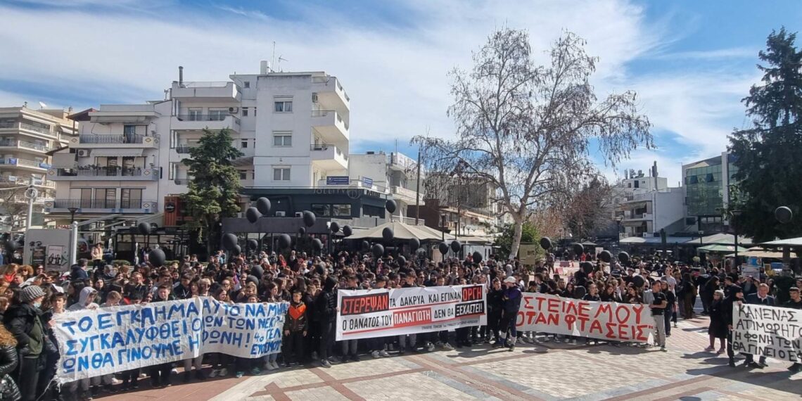 Εύοσμος: Μεγάλη συγκέντρωση μαθητών στην πλατεία για την τραγωδία στα Τέμπη – Άφησαν 57 μαύρα μπαλόνια στον ουρανό