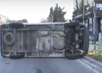 Θεσσαλονίκη: Φορτηγάκι έπεσε πάνω σε στάση του ΟΑΣΘ (Βίντεο)