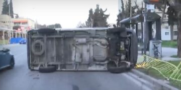 Θεσσαλονίκη: Φορτηγάκι έπεσε πάνω σε στάση του ΟΑΣΘ (Βίντεο)