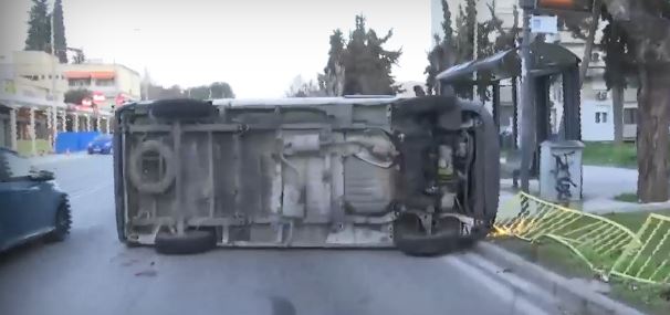 Θεσσαλονίκη: Φορτηγάκι έπεσε πάνω σε στάση του ΟΑΣΘ (Βίντεο)