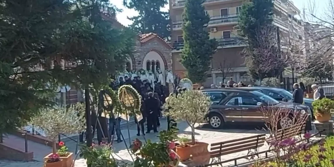 Κορδελιό: Λευκά λουλούδια και σπαραγμός στις κηδείες του συνταξιούχου αστυνομικού και του 15χρονου γιου του