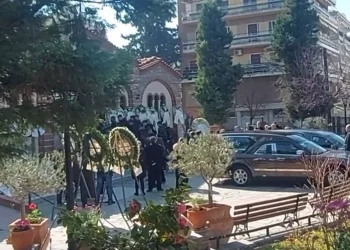 Κορδελιό: Λευκά λουλούδια και σπαραγμός στις κηδείες του συνταξιούχου αστυνομικού και του 15χρονου γιου του