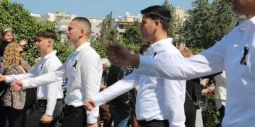 “Παναγιώτη ζεις”: Συγκίνηση στο Κορδελιό στην παρέλαση συμμαθητών του 15χρονου που σκοτώθηκε στα Τέμπη (Eικόνα)