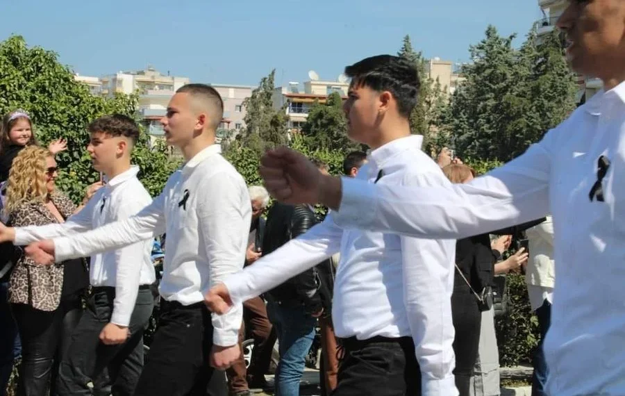 “Παναγιώτη ζεις”: Συγκίνηση στο Κορδελιό στην παρέλαση συμμαθητών του 15χρονου που σκοτώθηκε στα Τέμπη (Eικόνα)