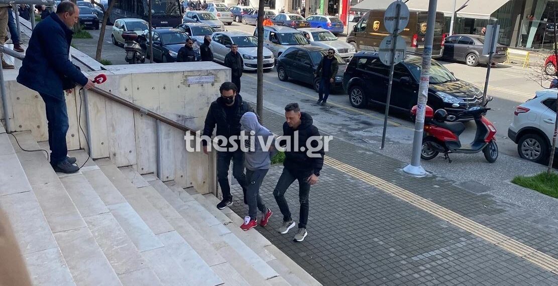 Θεσσαλονίκη: Στην ανακρίτρια ο 62χρονος που κλειδώθηκε με τα παιδιά του σε αυτοκίνητο και άνοιξε φιάλη υγραερίου