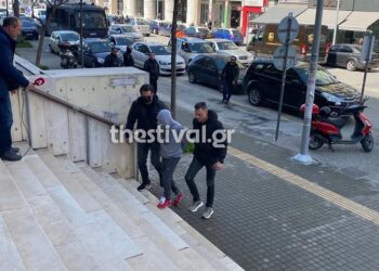 Θεσσαλονίκη: Στην ανακρίτρια ο 62χρονος που κλειδώθηκε με τα παιδιά του σε αυτοκίνητο και άνοιξε φιάλη υγραερίου