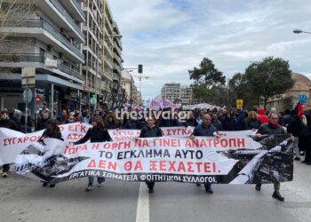Θεσσαλονίκη: “Το έγκλημα δεν θα ξεχαστεί” – Χιλιάδες κόσμου στη διαδήλωση για το δυστύχημα στα Τέμπη (Βίντεο)