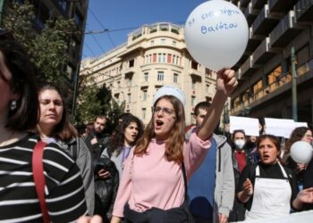 Εύοσμος: Σιωπηρή συγκέντρωση για τον 15χρονο που σκοτώθηκε στην τραγωδία στα Τέμπη