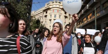 Εύοσμος: Σιωπηρή συγκέντρωση για τον 15χρονο που σκοτώθηκε στην τραγωδία στα Τέμπη