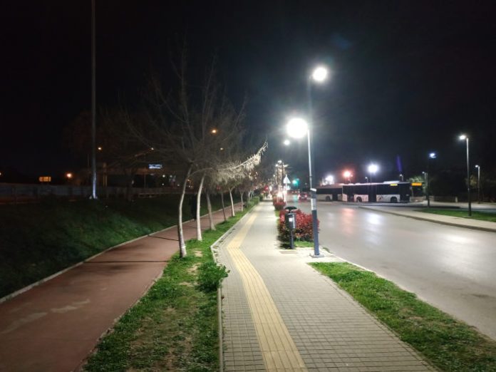 Εύοσμος: Η οδός Αντώνη Τρίτση φωτίστηκε επαρκώς και έλαμψε