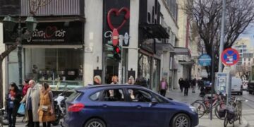 Θεσσαλονίκη: «Καβάλησε» την Τσιμισκή με ΙΧ για να πάρει… γλυκά από ζαχαροπλαστείο