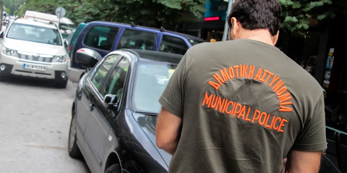 Θεσσαλονίκη: Χτύπησε με το αυτοκίνητο δημοτικό αστυνομικό και έβρισε άλλους δύο επειδή του έκοψαν κλήση για παρκάρισμα!