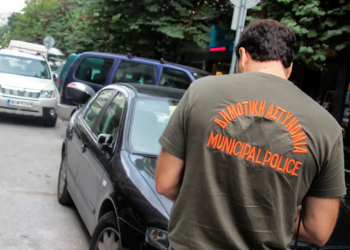 Θεσσαλονίκη: Χτύπησε με το αυτοκίνητο δημοτικό αστυνομικό και έβρισε άλλους δύο επειδή του έκοψαν κλήση για παρκάρισμα!