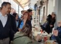 Θεσσαλονίκη: Το χιουμοριστικό σχόλιο Μητσοτάκη έξω από ψητοπωλείο – «Από Μεγάλη Παρασκευή θα νηστέψετε;»