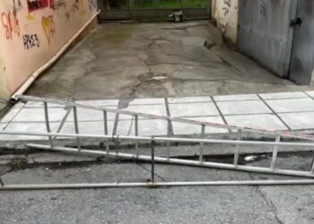 Θεσσαλονίκη: Δένουν με λουκέτο μια… σκάλα για να μην τους κλείνουν το γκαράζ