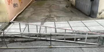Θεσσαλονίκη: Δένουν με λουκέτο μια… σκάλα για να μην τους κλείνουν το γκαράζ
