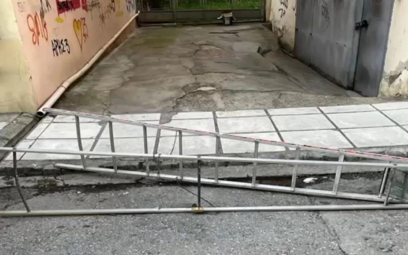 Θεσσαλονίκη: Δένουν με λουκέτο μια… σκάλα για να μην τους κλείνουν το γκαράζ