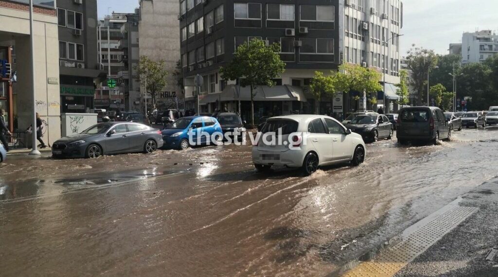 Θεσσαλονίκη: Έσπασε αγωγός αποχέτευσης έξω από τα Δικαστήρια – Χείμαρρος ο δρόμος