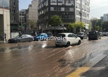 Θεσσαλονίκη: Έσπασε αγωγός αποχέτευσης έξω από τα Δικαστήρια – Χείμαρρος ο δρόμος