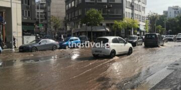 Θεσσαλονίκη: Έσπασε αγωγός αποχέτευσης έξω από τα Δικαστήρια – Χείμαρρος ο δρόμος