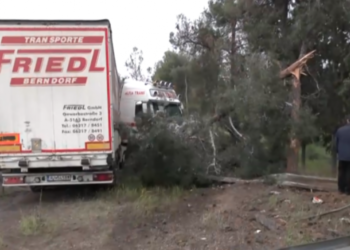 Θεσσαλονίκη: Τροχαίο με νταλίκα στον περιφερειακό – Χτύπησε με ΙΧ και δίπλωσε