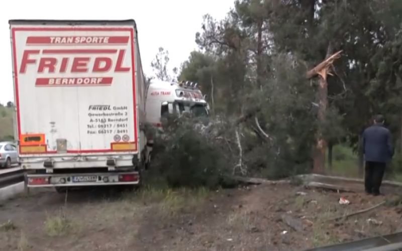 Θεσσαλονίκη: Τροχαίο με νταλίκα στον περιφερειακό – Χτύπησε με ΙΧ και δίπλωσε