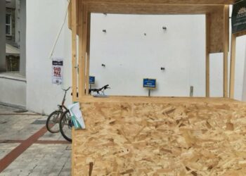 Άγνωστοι κατέστρεψαν το εκλογικό περίπτερο του ΠΑΣΟΚ στον Εύοσμο (φωτό)