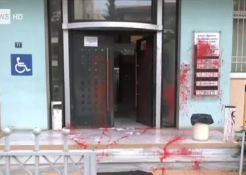 Αντιεξουσιαστές πέταξαν μπογιές στη διεύθυνση Αλλοδαπών και Μετανάστευσης για το ναυάγιο στην Πύλο