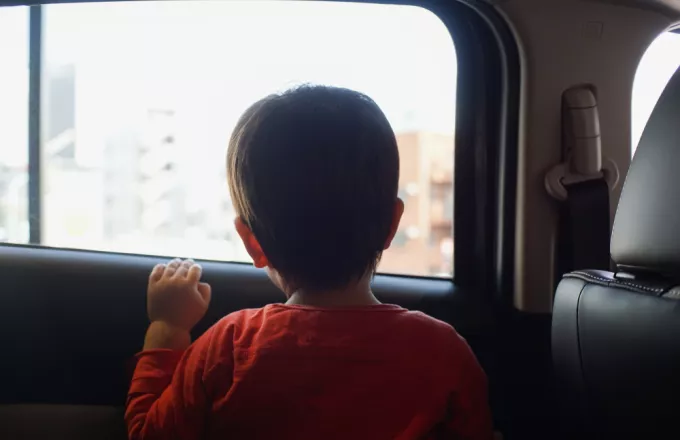 “Η μητέρα ούρλιαζε για το παιδί της” λέει ο αστυνομικός που απεγκλώβισε αγοράκι από ΙΧ