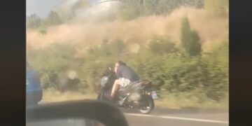 Έτρεχε με 100 υπό βροχή στη ΛΕΑ στον Περιφερειακό, μιλώντας στο κινητό