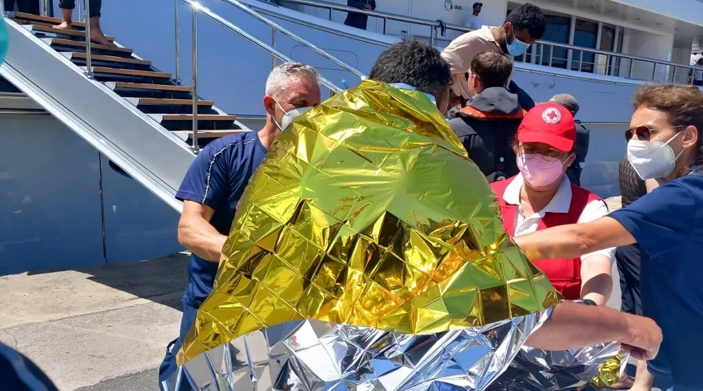 Τραγωδία ανοιχτά της Πύλου: 32 οι νεκροί μετανάστες στο ναυάγιο αλιευτικού – Στους 104 οι διασωθέντες