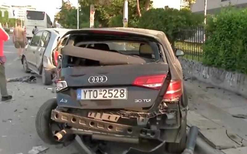 Σοβαρό τροχαίο: Λεωφορείο έπεσε πάνω σε ΙΧ στο κέντρο της Θεσσαλονίκης (Βίντεο)