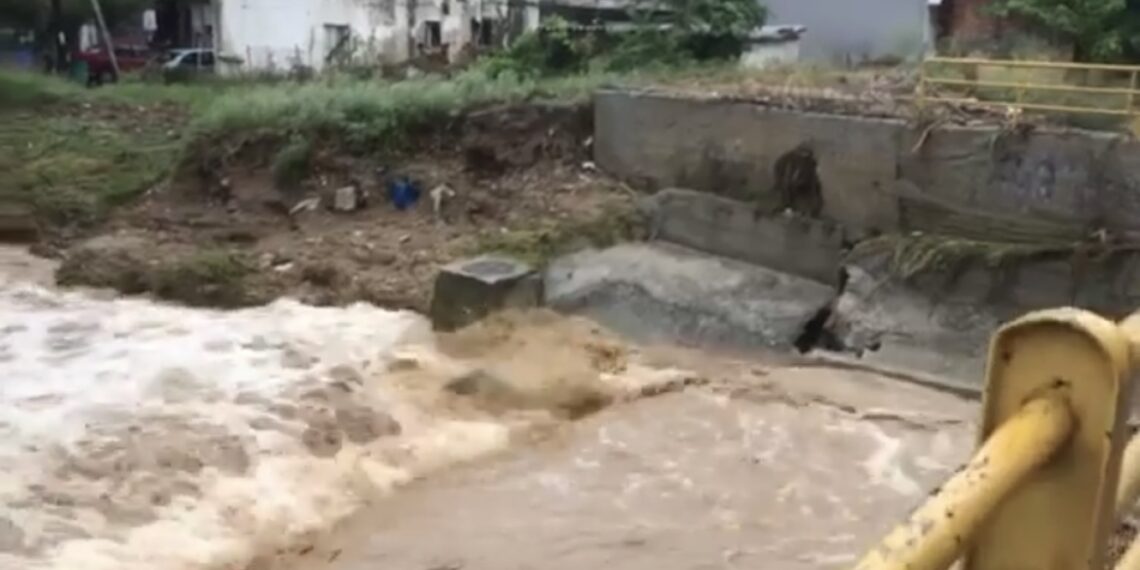 Βούλιαξε η Θεσσαλονίκη: Κλειστοί δρόμοι, μεγάλες πλημμύρες – Έπεσαν 84 τόνοι νερού
