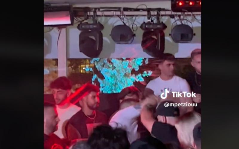 Άγριο ξύλο σε συναυλία τράπερ σε club στο λιμάνι