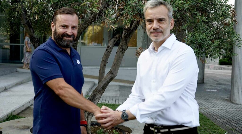 “Κόντεψε να λιποθυμήσει”, λέει ο εργαζόμενος του Δ. Θεσσαλονίκης που βοήθησε πολίτη να βρει την σακούλα με χρυσαφικά που πέταξε στα σκουπίδια