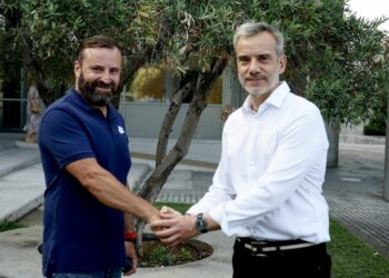 “Κόντεψε να λιποθυμήσει”, λέει ο εργαζόμενος του Δ. Θεσσαλονίκης που βοήθησε πολίτη να βρει την σακούλα με χρυσαφικά που πέταξε στα σκουπίδια