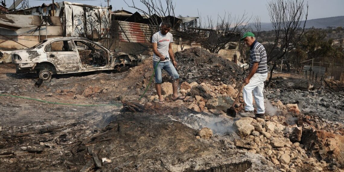 Φωτιά τώρα: Αποκαρδιωτική η εικόνα της επόμενης μέρας στη Μάνδρα – Μετρούν πληγές οι κάτοικοι